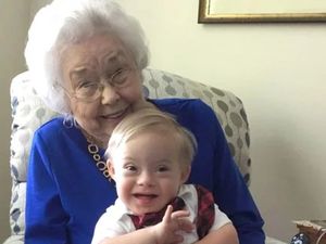 Tahukah Bunda Persamaan Nenek dan Bayi Ini?