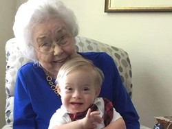 Tahukah Bunda Persamaan Nenek dan Bayi Ini?