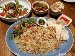 Daun Muda: Buka Puasa Mantap dengan Nasi Goreng Sosis Wagyu dan Ayam Pentol
