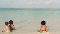 Potret 3 Anak Zoe Saldana yang Berambut Keriting dan Menggemaskan