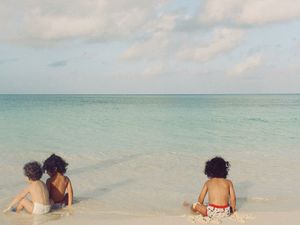 Potret 3 Anak Zoe Saldana yang Berambut Keriting dan Menggemaskan