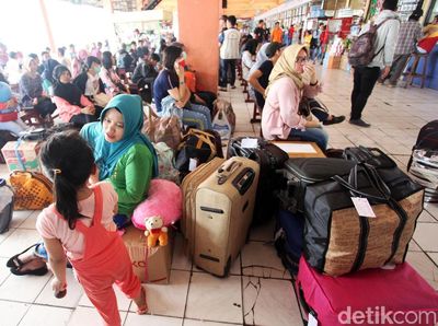 H-7 Lebaran, Pemudik Padati Terminal Kampung Rambutan