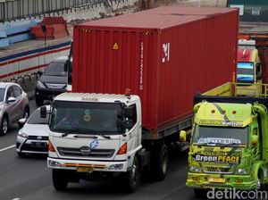 Priiit... Truk Barang Dilarang Melintas di Tol Saat Arus Mudik Lebaran Priiit... Truk Barang Dilarang Melintas di Tol Saat Arus Mudik Lebaran