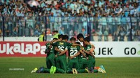 Persebaya tercatat sebagai klub dengan penonton terbanyak, meski berstatus sebagai tim promosi di Liga 1 2018. Di sepanjang musim,  laga-laga kandang Persebaya menarik 485.231 orang penonton. Foto: Dokumentasi PT. Liga Indonesia Baru