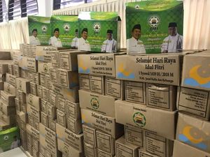 Lewat DMI, Keluarga JK Beri Ribuan Paket Sembako untuk Marbot Masjid