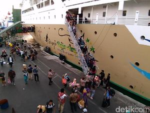Ribuan Pemudik Tiba di Terminal Gapura Surya Tanjung Perak