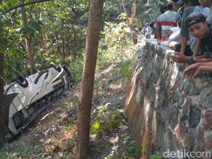 Rem Blong Jadi Penyebab Bus Masuk Jurang di Situbondo