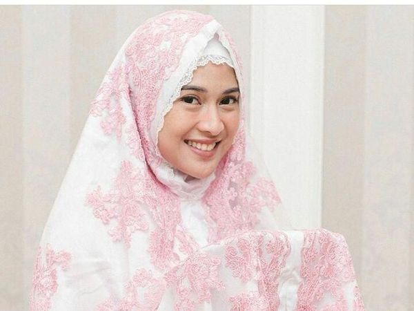 Ini Mukena Jutaan Rupiah Artis Indonesia: Dian Sastrowardoyo hingga Syahrini