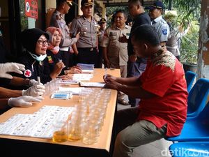 Sopir Angkutan Lebaran di Terminal Poris Tangerang Dites Urine