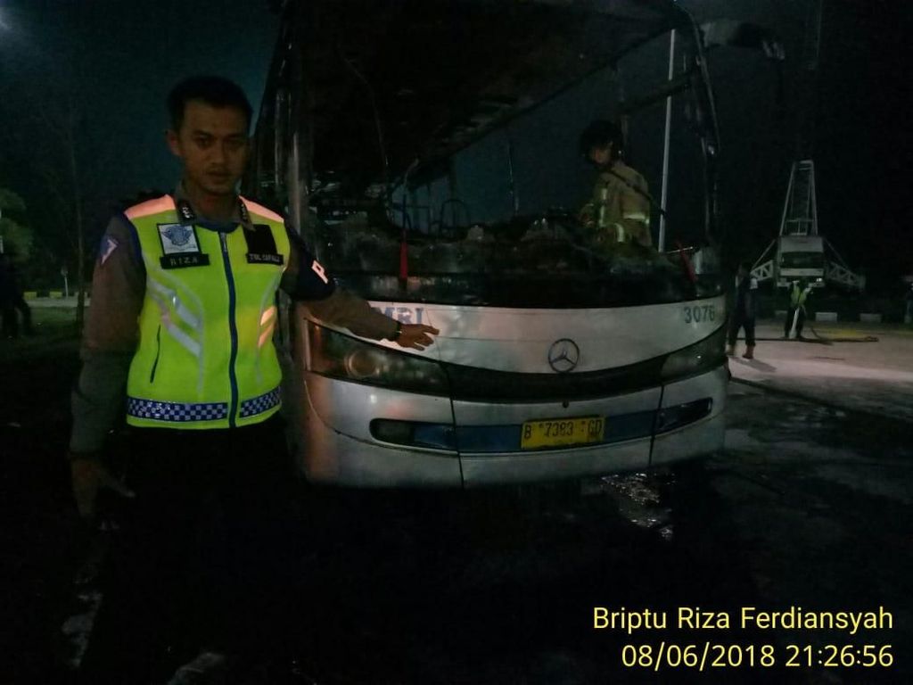 Bus Damri Terbakar di Rest Area Tol Cipali Bus Damri Terbakar di Rest Area Tol Cipali