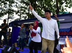 Kampanye Unik Pasangan Ridwan Kamil-Uu: Cukur Rambut hingga Karaokean