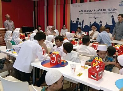 Berbagi Kebahagiaan dengan Yatim Piatu