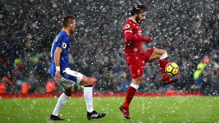 LIVERPOOL, ENGLAND - DECEMBER 10:  Mohamed Salah of Liverpool and Morgan Schneiderlin of Everton in action during the Premier League match between Liverpool and Everton at Anfield on December 10, 2017 in Liverpool, England.  (Photo by Clive Brunskill/Getty Images)