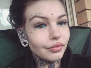 Potret Wanita yang Tato Bola Mata dan Belah Lidah, Sampai Bikin Ibunya Nangis