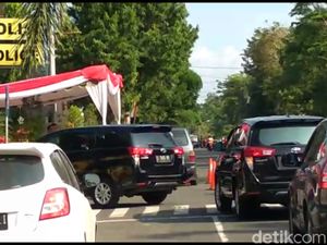 10 Mobil Petugas KPK Memasuki Mapolresta Blitar