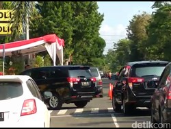 10 Mobil Petugas KPK Memasuki Mapolresta Blitar