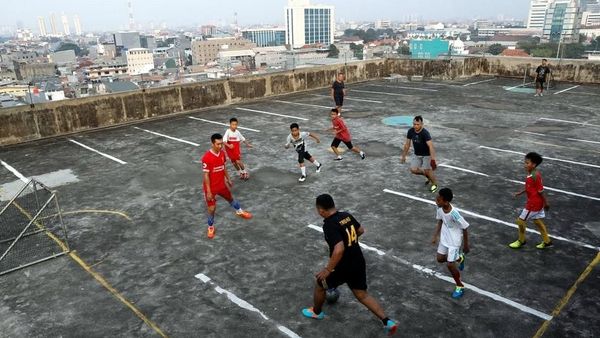 Lapangan-lapangan Bola yang Tak Biasa, Pernah Lihat Nggak?