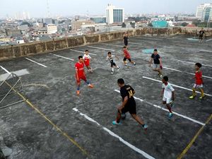 Lapangan-lapangan Bola yang Tak Biasa, Pernah Lihat Nggak?