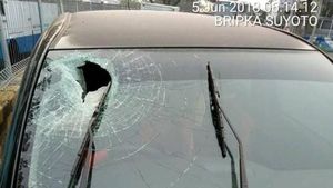 Foto: Kaca Pecah Sisa Aksi Lempar Batu di Tol Pondok Gede