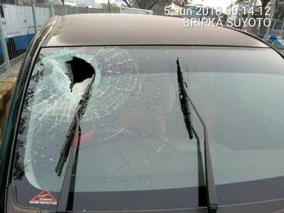 Foto: Kaca Pecah Sisa Aksi Lempar Batu di Tol Pondok Gede
