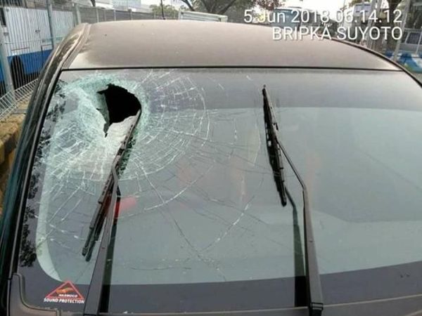 Foto: Kaca Pecah Sisa Aksi Lempar Batu di Tol Pondok Gede