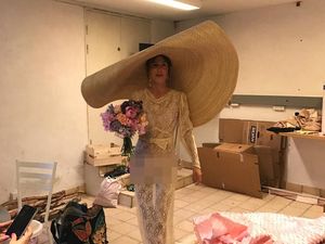Aneh Bin Ajaib! Artis Ini Pamer Underwear & Pakai Topi Jumbo Saat Nikah Aneh Bin Ajaib! Artis Ini Pamer Underwear & Pakai Topi Jumbo Saat Nikah