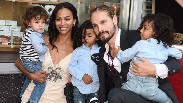 Zoe Saldana bersama suami dan ketiga anaknya/