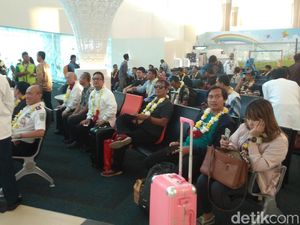 Penerbangan Perdana BIJB Lancar, Antusiasme Penumpang Tinggi