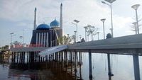 Foto: Masjid Terapung di Makassar yang Mempesona
