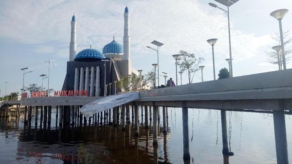 Foto: Masjid Terapung di Makassar yang Mempesona