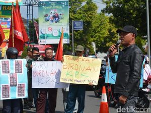 Massa Anti Korupsi Desak Wali Kota Blitar Menyerahkan Diri