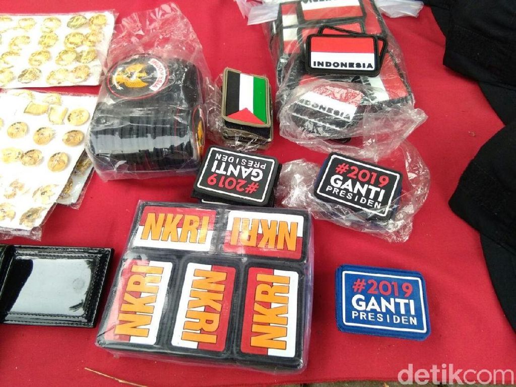 Atribut #2019GantiPresiden Dijual di Tengah Massa Demo Kedubes AS Atribut #2019GantiPresiden Dijual di Tengah Massa Demo Kedubes AS
