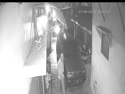 Aksi Pencuri Ponsel Dalam Mobil Terekam CCTV di Kampung Makasar