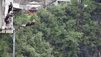 Foto: Bungee Jumping dari Jembatan Kaca Tertinggi Sedunia