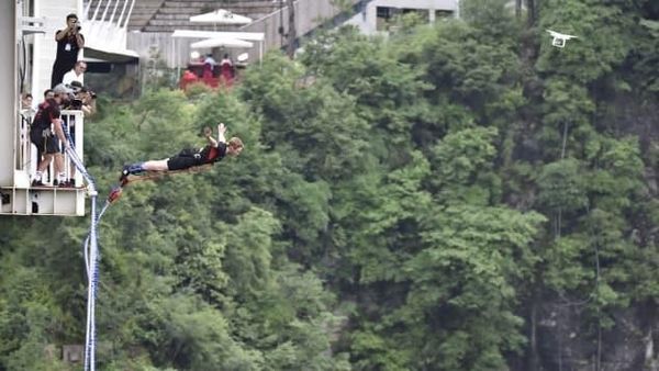 Foto: Bungee Jumping dari Jembatan Kaca Tertinggi Sedunia