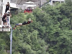 Foto: Bungee Jumping dari Jembatan Kaca Tertinggi Sedunia