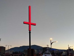 Salib Terbalik di Tasmania Menyinggung Orang Kristen