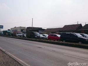 Pantura Demak Padat, Kendaraan Pemudik Antre di Pertigaan Trengguli