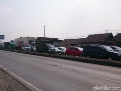 Pantura Demak Padat, Kendaraan Pemudik Antre di Pertigaan Trengguli