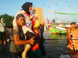 Ojek Gendong di Pelabuhan Jangkar: Tidak Seramai Tahun Lalu