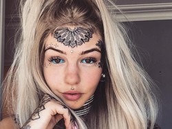 Ekstrem, Model Ini Bikin 100 Tato di Payudaranya