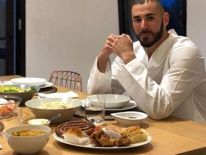 Lihat Nih Asyiknya Pesepak Bola Karim Benzema Saat Sedang Kulineran