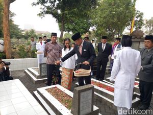 Sandi Ziarah ke Makam MH Thamrin dan Ismail Marzuki