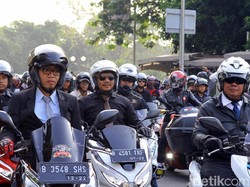 Naik PCX, Keren Pakai Jas Dasi Lengkap!
