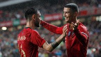 Cristiano Ronaldo. Dengan popularitasnya, bintang Real Madrid dari Portugal ini juga sering dibahas di Twitter. Pemilik akun @Cristiano ini akan berusaha membawa negaranya jadi kampiun Piala Dunia setelah jadi juara Piala Eropa dua tahun lalu. (Foto: Rafael Marchante/Reuters)