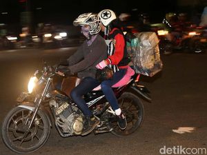 Pemudik Sepeda Motor Mulai Melintasi Kalimalang