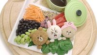 Keren! Desainer Grafis Ini Bikin Bento Cantik di Atas Piring Kayu