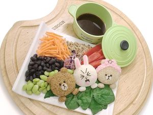 Keren! Desainer Grafis Ini Bikin Bento Cantik di Atas Piring Kayu