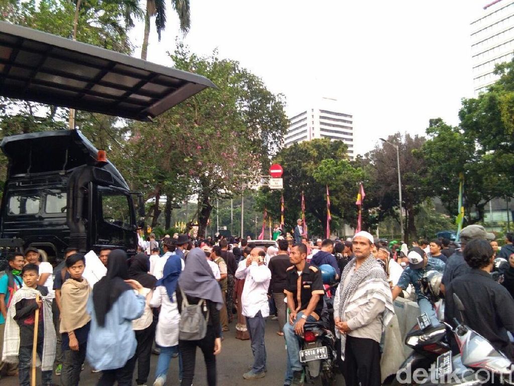 Sempat Orasi di Taman Aspirasi, Massa Pendemo Kedubes AS Bubar Sempat Orasi di Taman Aspirasi, Massa Pendemo Kedubes AS Bubar