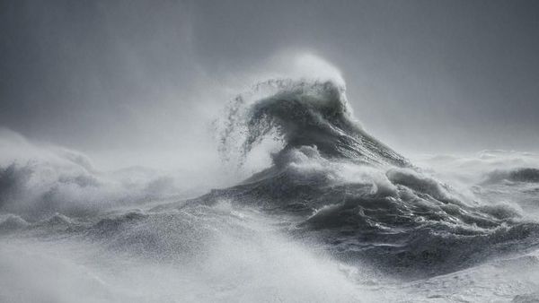 Potret Kedahsyatan Gelombang Badai yang Mirip Makhluk Mitologi